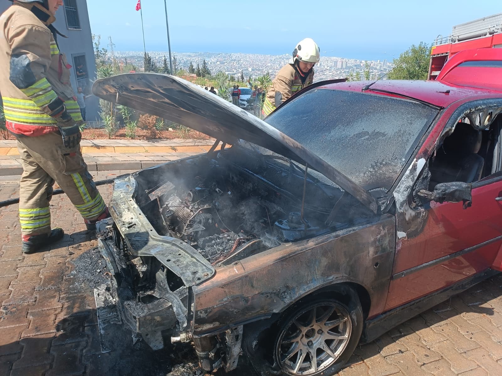 Seyir halindeki otomobil alev aldı