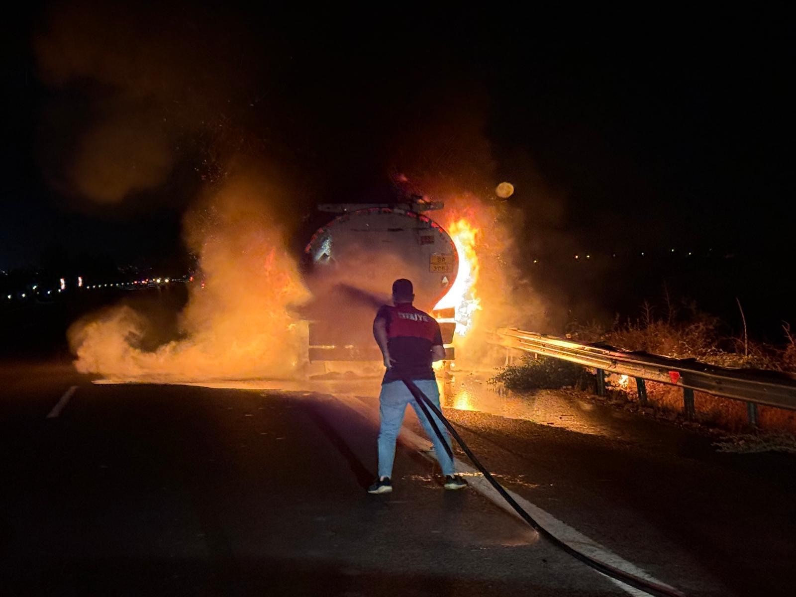 Akaryakıt yüklü tanker alev aldı