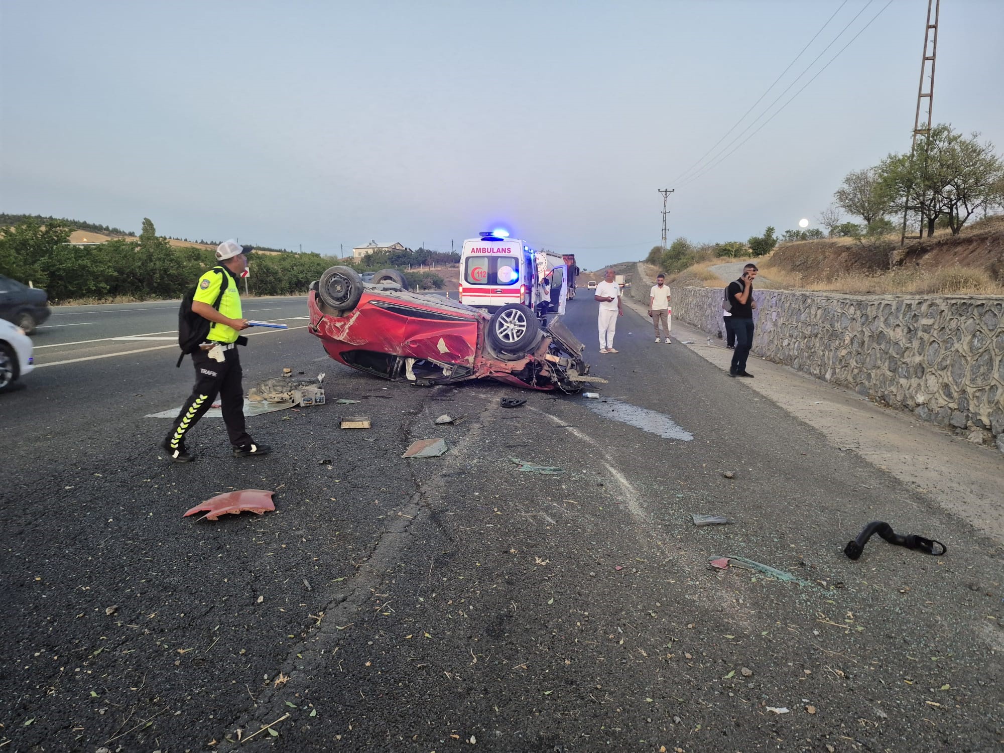 Kontrolden çıkan otomobil devrildi