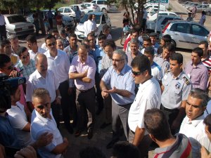 Eylemci grup, hastane kapılarına kilit vurdu