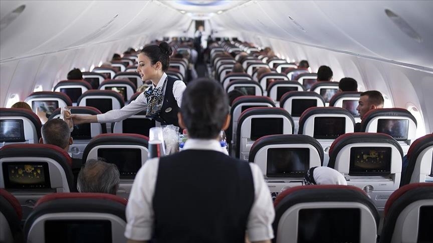 Uçaklarda yolculara ücretsiz su verilecek
