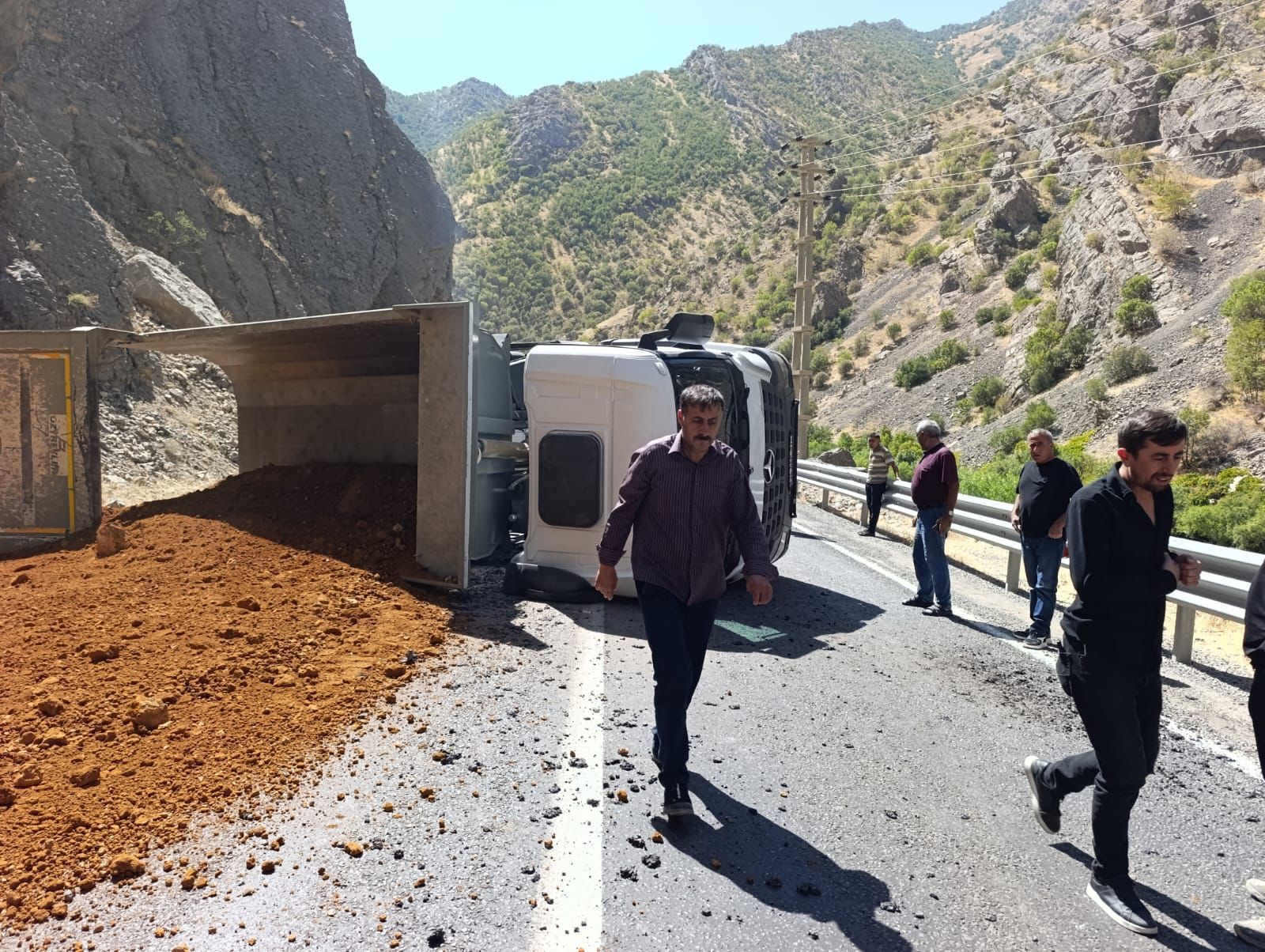 Hakkari'de maden yüklü kamyon devrildi:1 yaralı