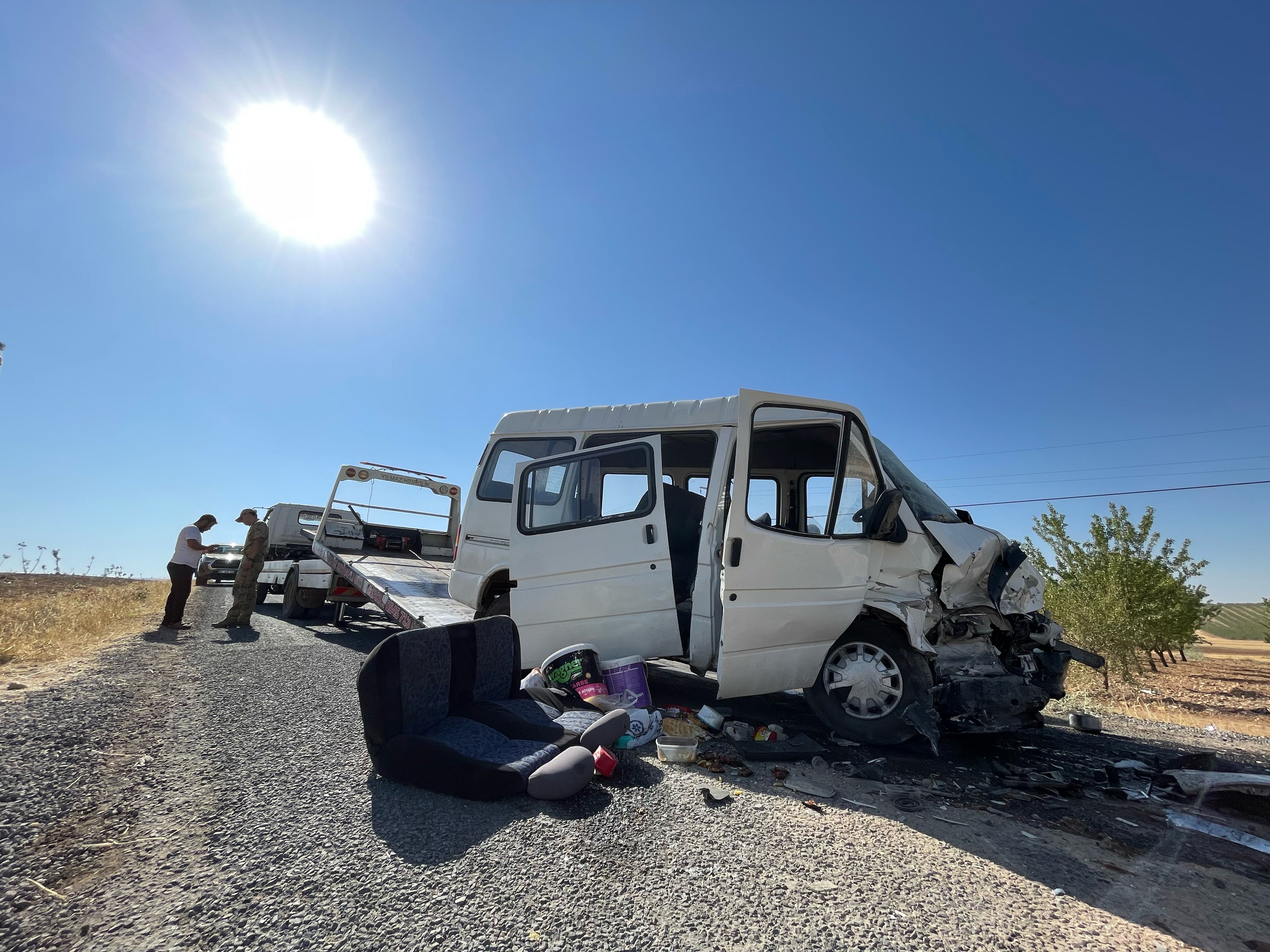 Minibüs ile otomobil çarpıştı: 10 yaralı