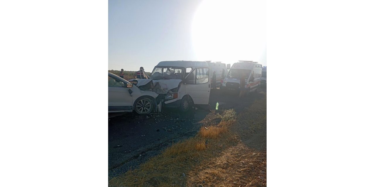 İşçi servisi ile otomobil çarpıştı: 10 yaralı