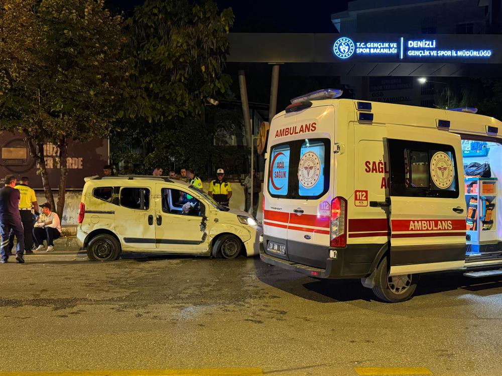 Otomobil kaldırıma çarptı: 4 kişi yaralı