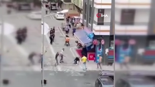 Sokak ortasında birbirlerine öldüresiye saldırdılar