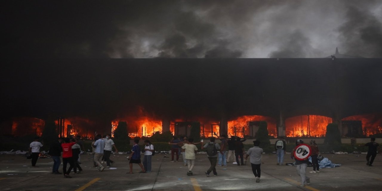 Nepal'de cezaevinde isyan: 13 bin 500 mahkum firar etti