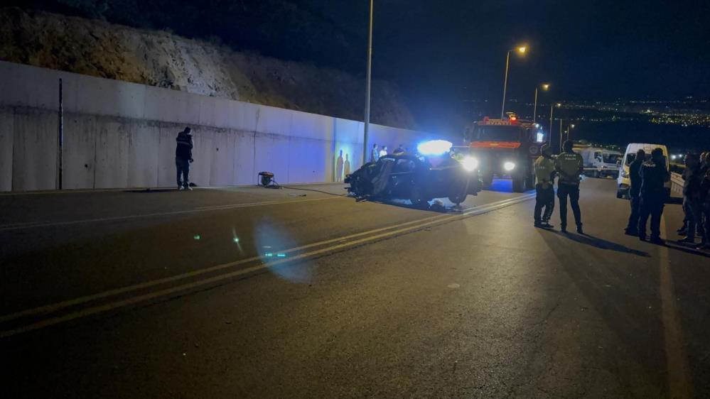 İki araç çarpıştı: 1 ölü, 3 yaralı