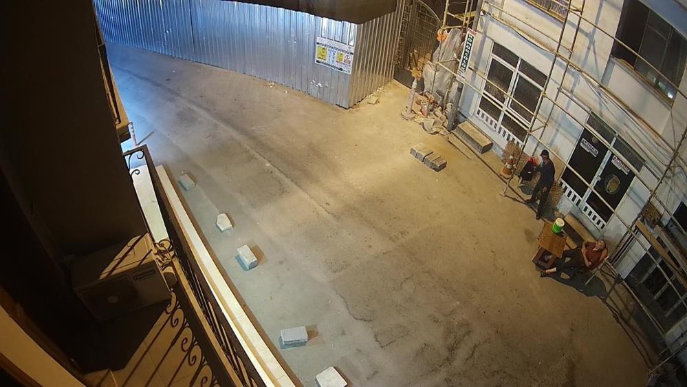 Uyuyan bekçinin cep telefonu çalındı