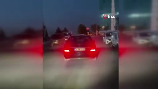 Yol kavgası: Gençler yaşlı sürücünün önünü kesti!