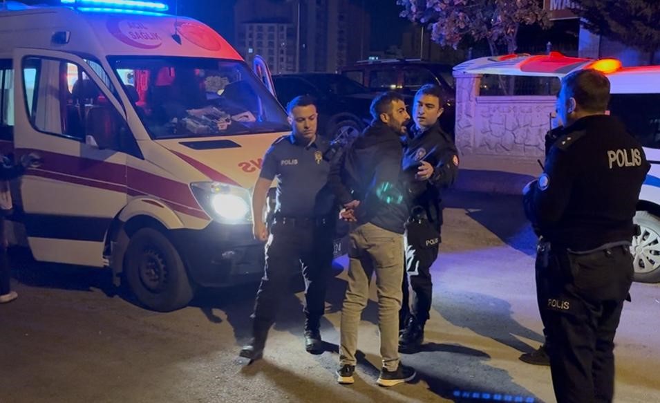 Oğlunu korumak isterken bıçaklandı