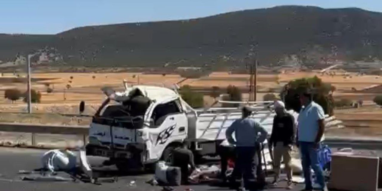 Minibüs ile kamyonet çarpıştı: 2 yaralı