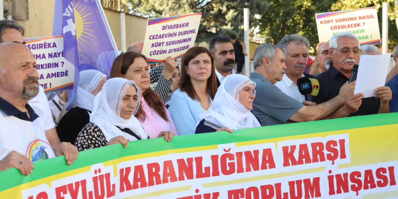 Eşbaşkanlar Diyarbakır Cezaevi önünde 12 Eylül açıklamasına katıldı