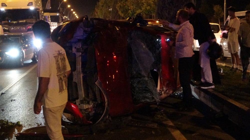 Otomobil karşı şeride uçtu: 2 yaralı