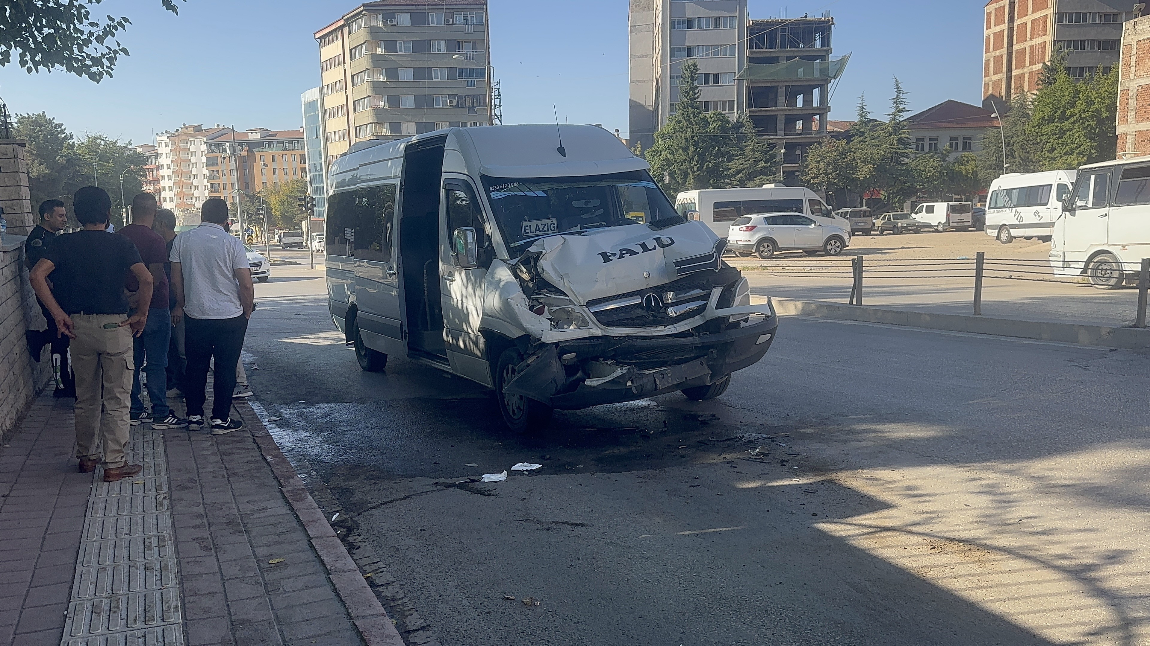 Elazığ'da minibüs otobüse çarptı