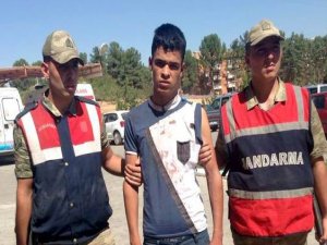 Kendisini emniyet müdürü olarak tanıtan dolandırıcı jandarmaya yakalandı