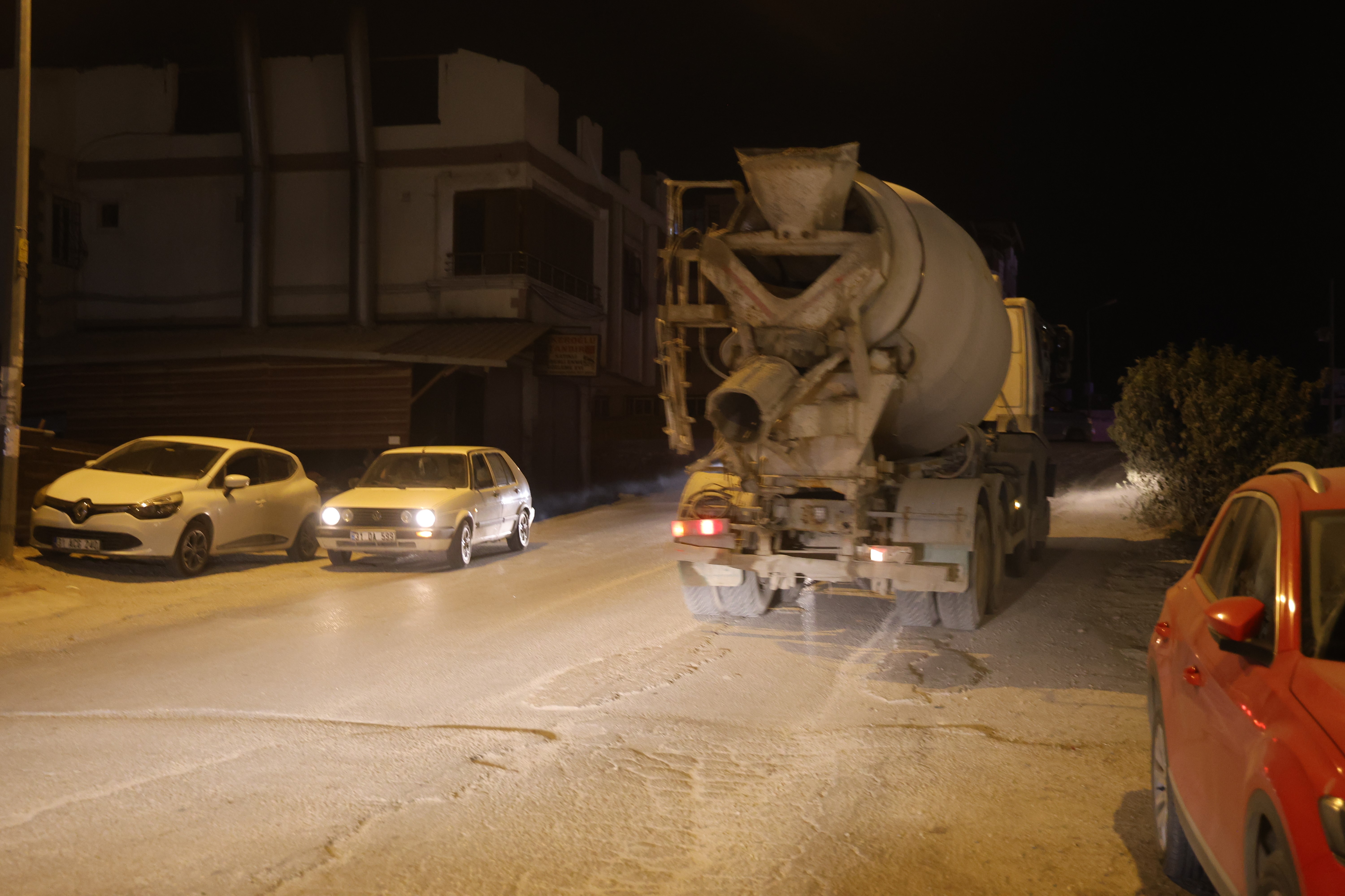 Hatay’da mikser yola beton döktü