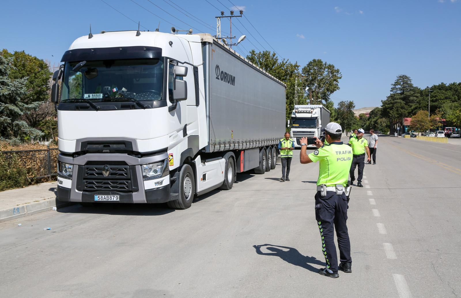 Usulsüz park yapan tırlara denetim yaptı