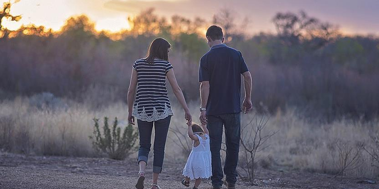 Anne baba olmayı düşünenlere zorunlu eğitim geliyor