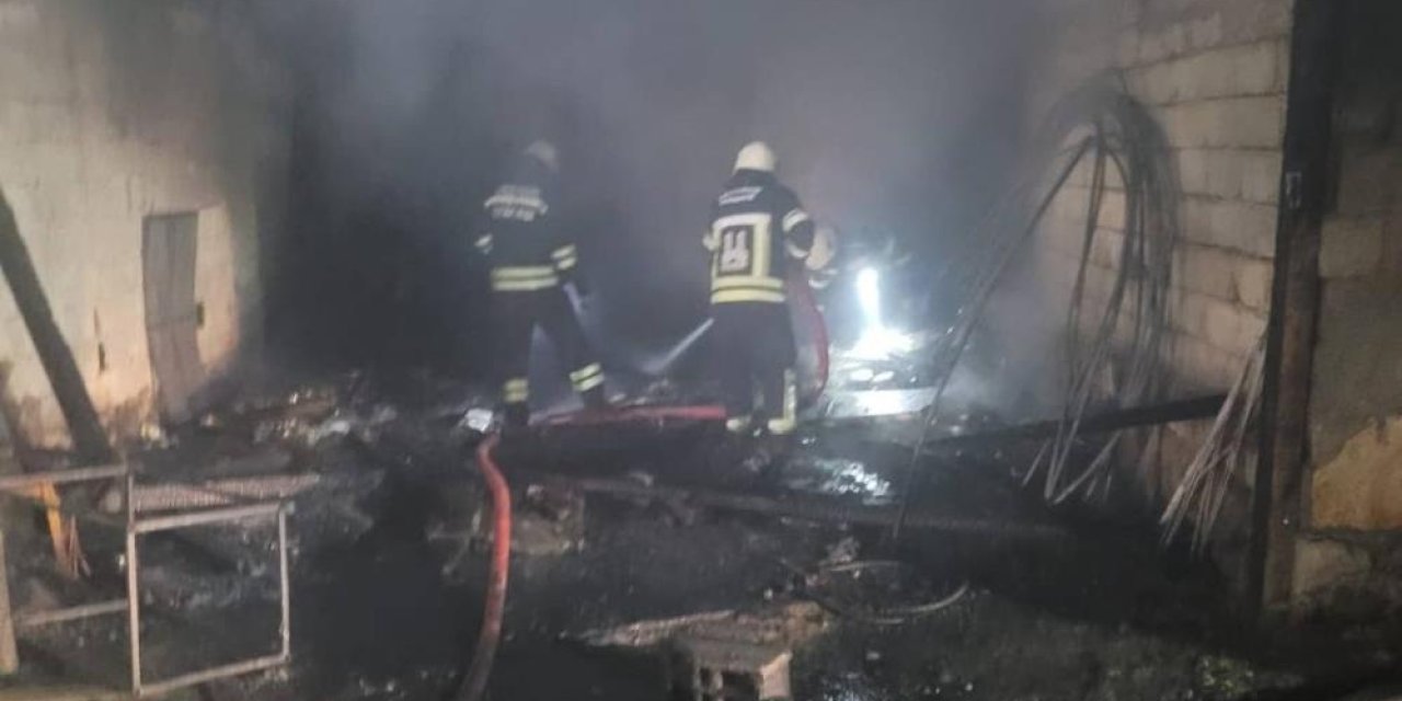 Elektrik kablosu depoyu kül etti