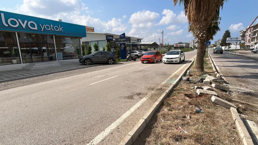 Otomobil ağaca çarptı: 3 yaralı