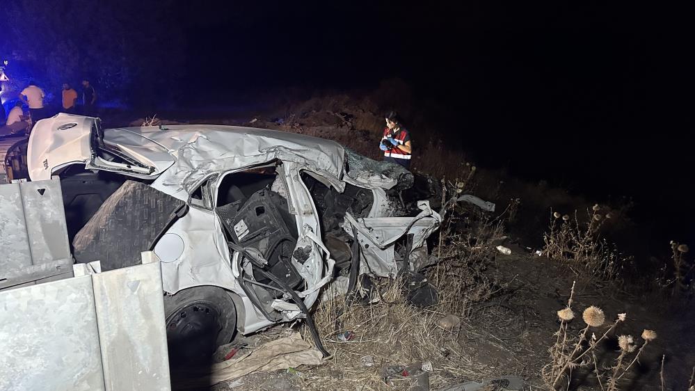 Otomobil şarampole yuvarlandı: 1 ölü, 2 yaralı