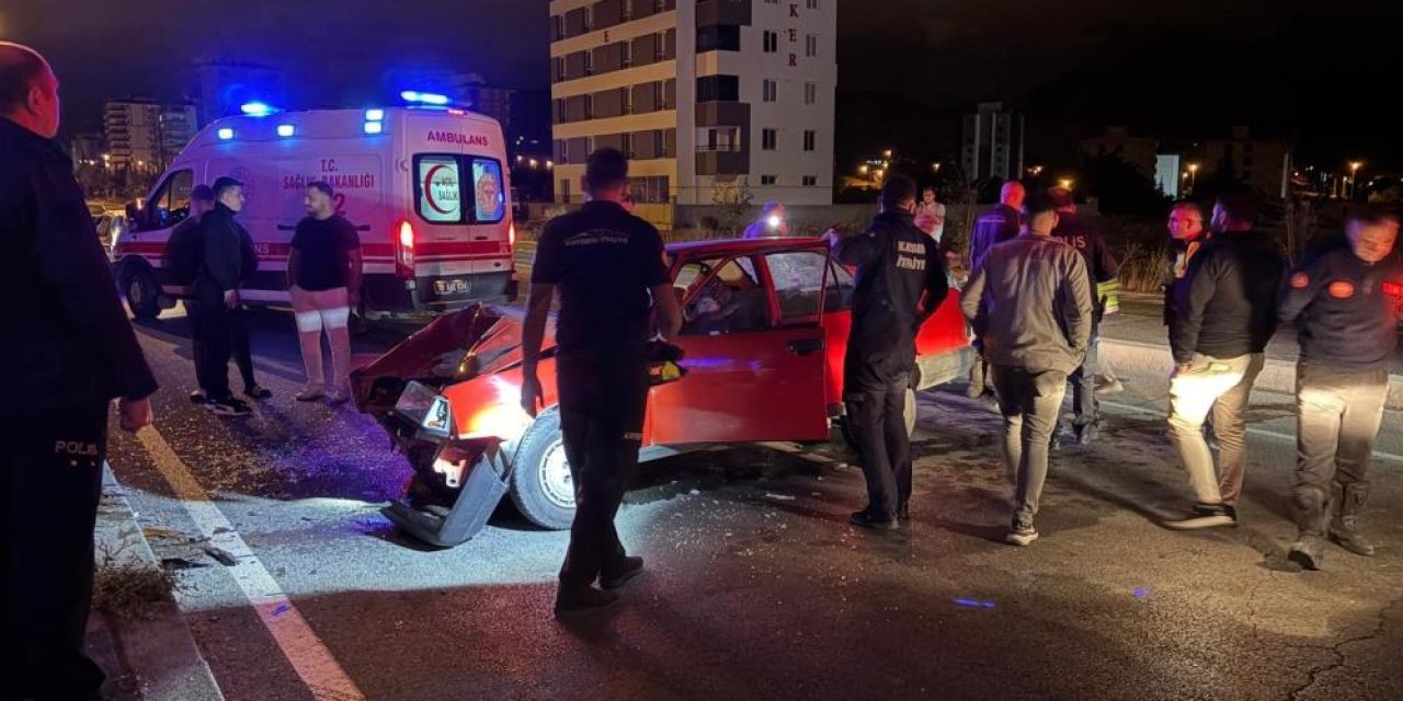 Otomobil aydınlatma direğine çarptı: 3 yaralı