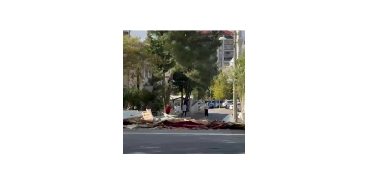 Şiddetli rüzgar okulun çatısını uçurdu