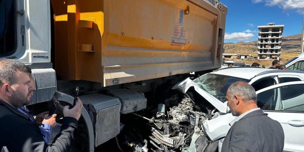 Kamyon ile otomobil çarpıştı: 3 yaralı