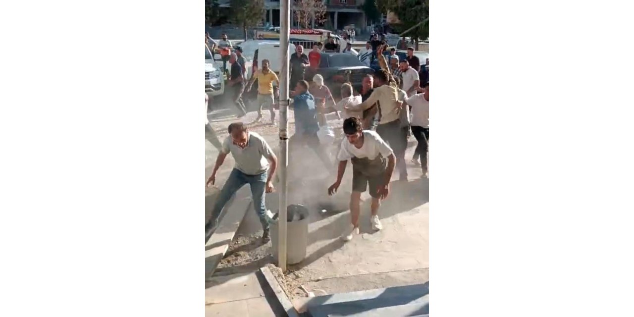 VİDEO - İki grup arasında taşlı sopalı kavga: 6 yaralı