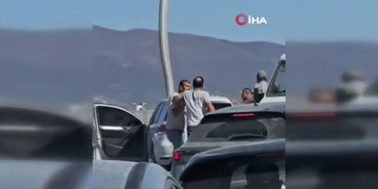 Trafikte sinirlenen sürücü süpürgeyi mızrak gibi fırlattı