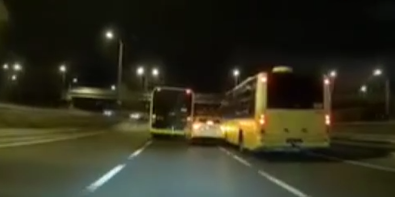 Makas atan otomobil 2 otobüse çarptı