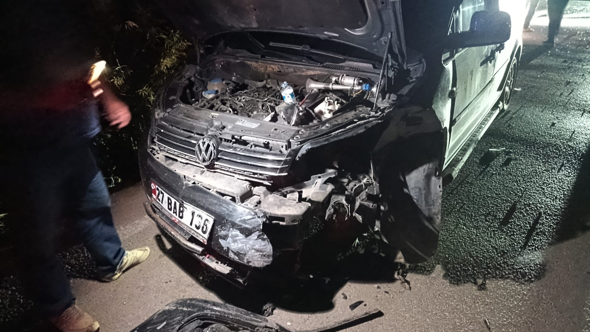 Hafif ticari araç ile otomobil çarpıştı: 1 ağır yaralı