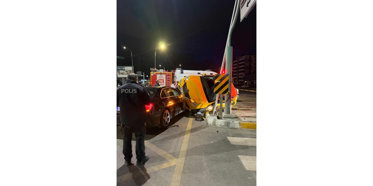 Ticari taksi ile otomobil çarpıştı