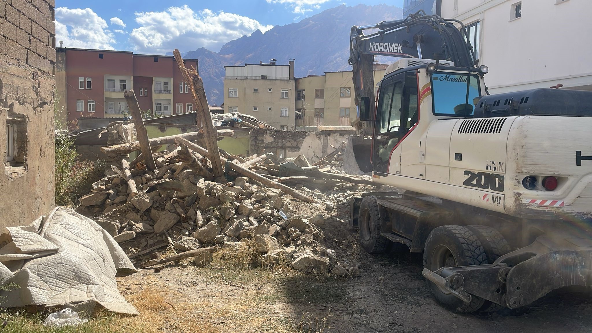 Hakkari’deki metruk binalar yıkılıyor