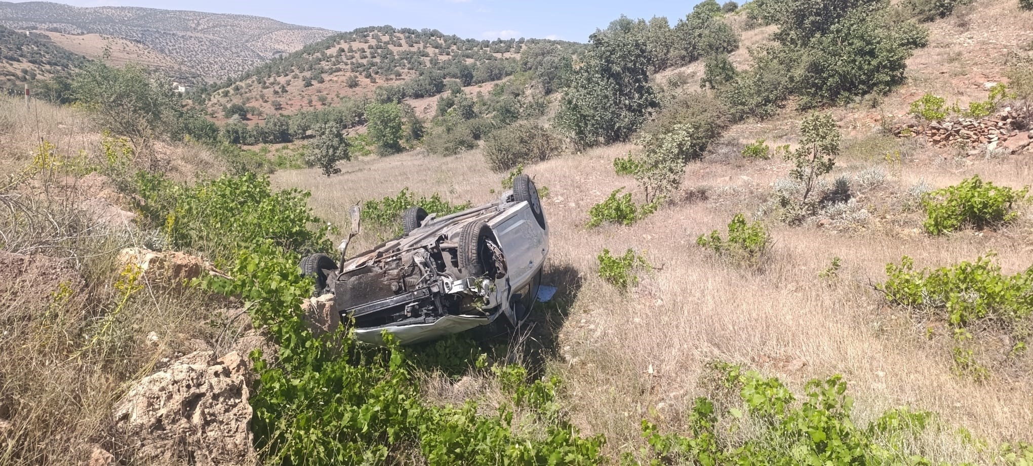 Takla atan araçtan hafif sıyrıklarla çıktı