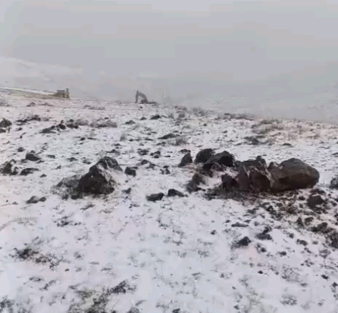 Başkale’de mevsimin ilk karı düştü