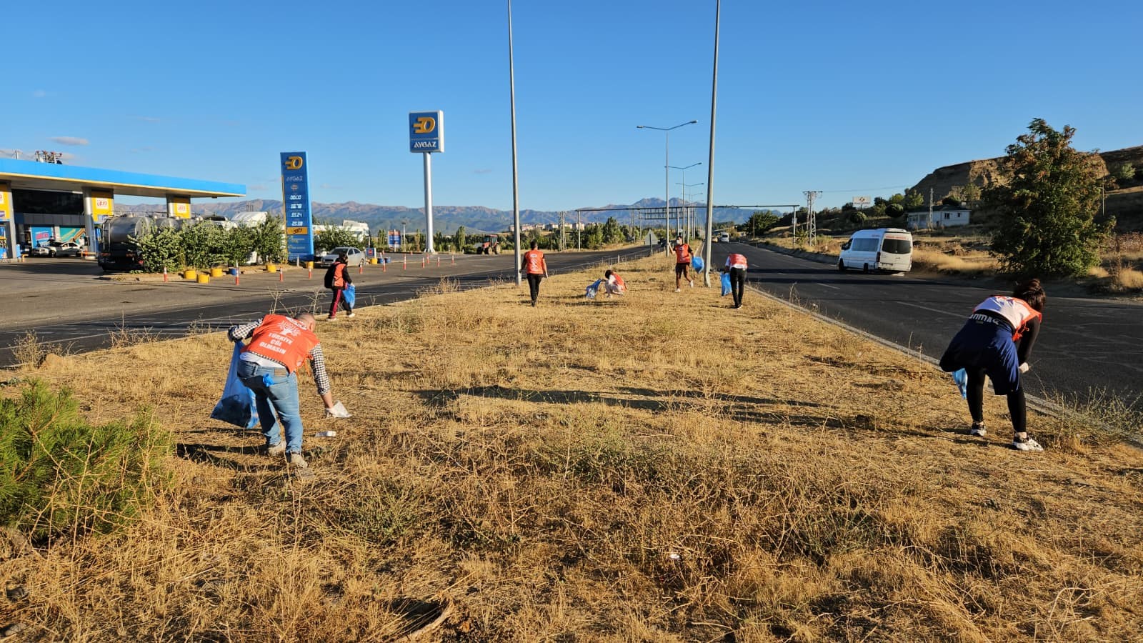 Bingöl’de gönüllüler kavşakları temizledi