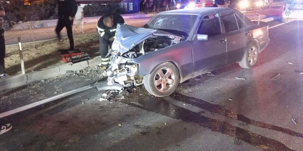 İki otomobil çarpıştı: 2 yaralı