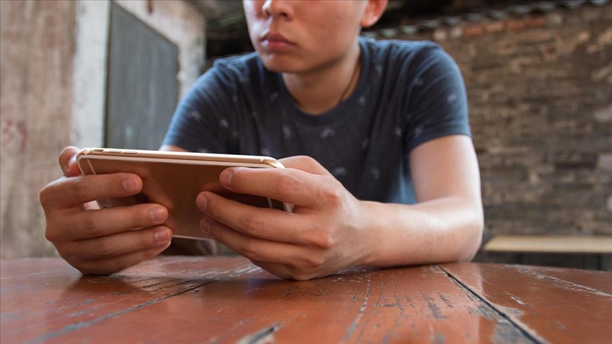 Kontrolsüz sosyal medya kullanımı ergenleri tehdit ediyor