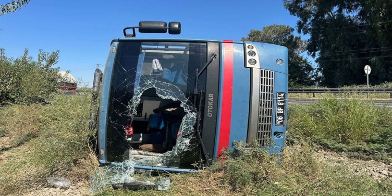 Cezaevi aracı devrildi: 8 asker, 5 tutuklu yaralandı