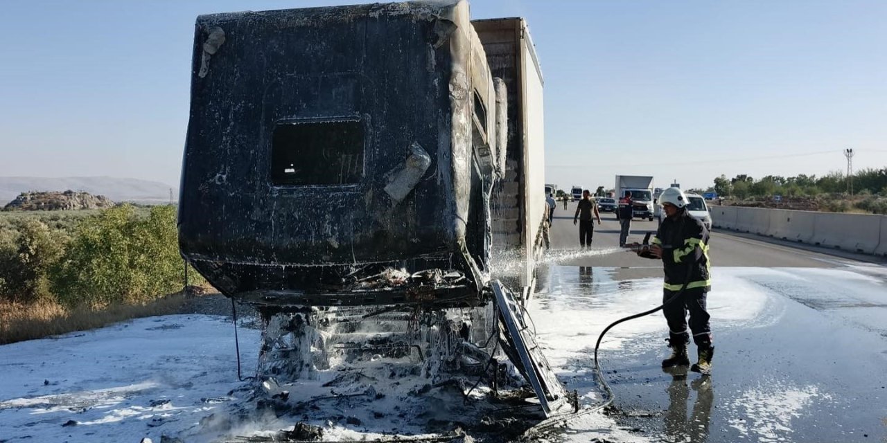 Seyir halindeki TIR alev aldı