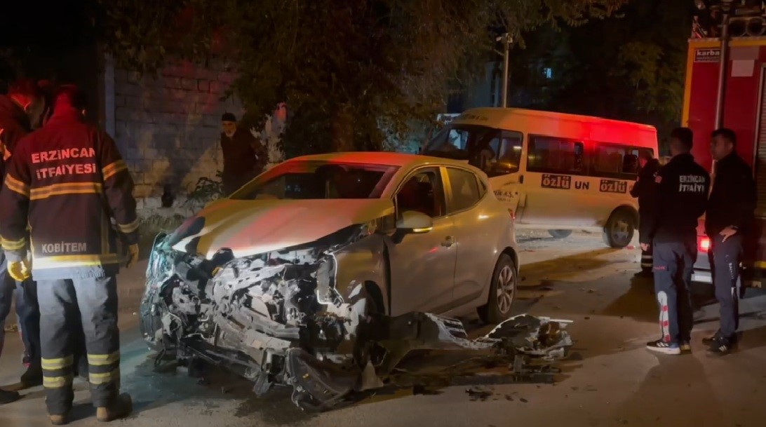 Minibüs ile otomobil çarpıştı