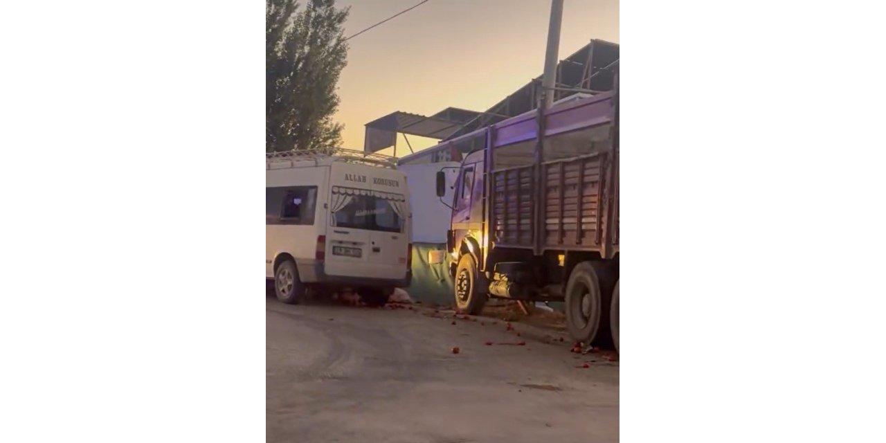 Tarım işçilerini taşıyan minibüs kaza yaptı: 20 yaralı