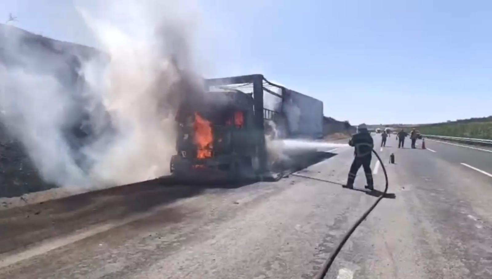 Saman yüklü tır alev alev yandı