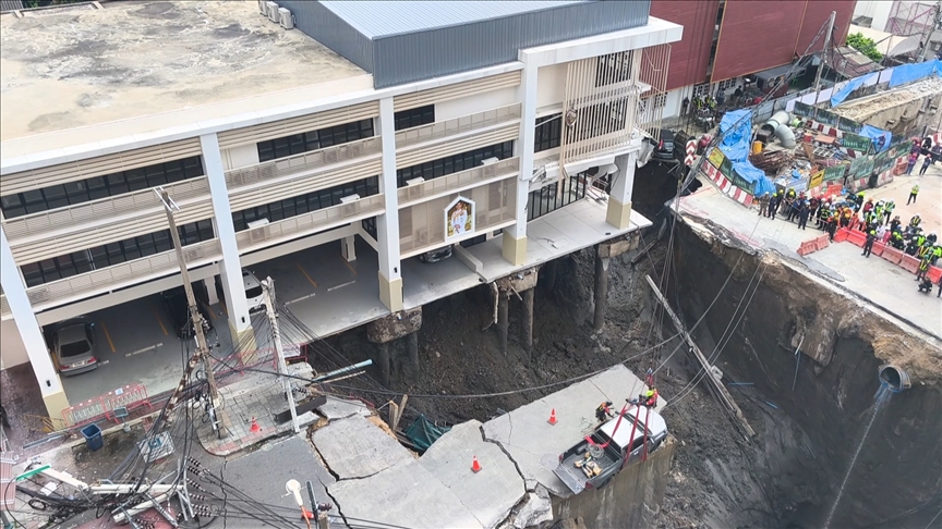 Tayland'da yol çöktü 50 metre derinliğinde çukur oluştu