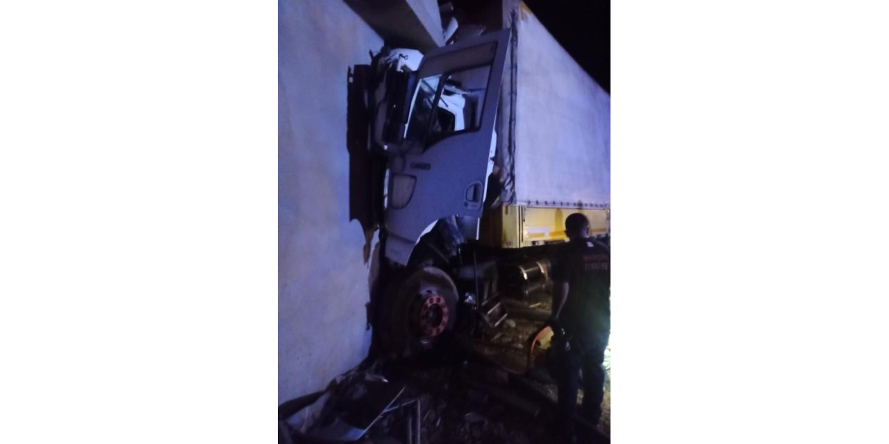 Kontrolden çıkan TIR eve daldı: 1 ağır yaralı