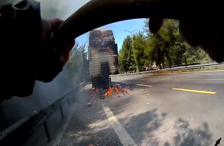 Karton yüklü TIR alev aldı