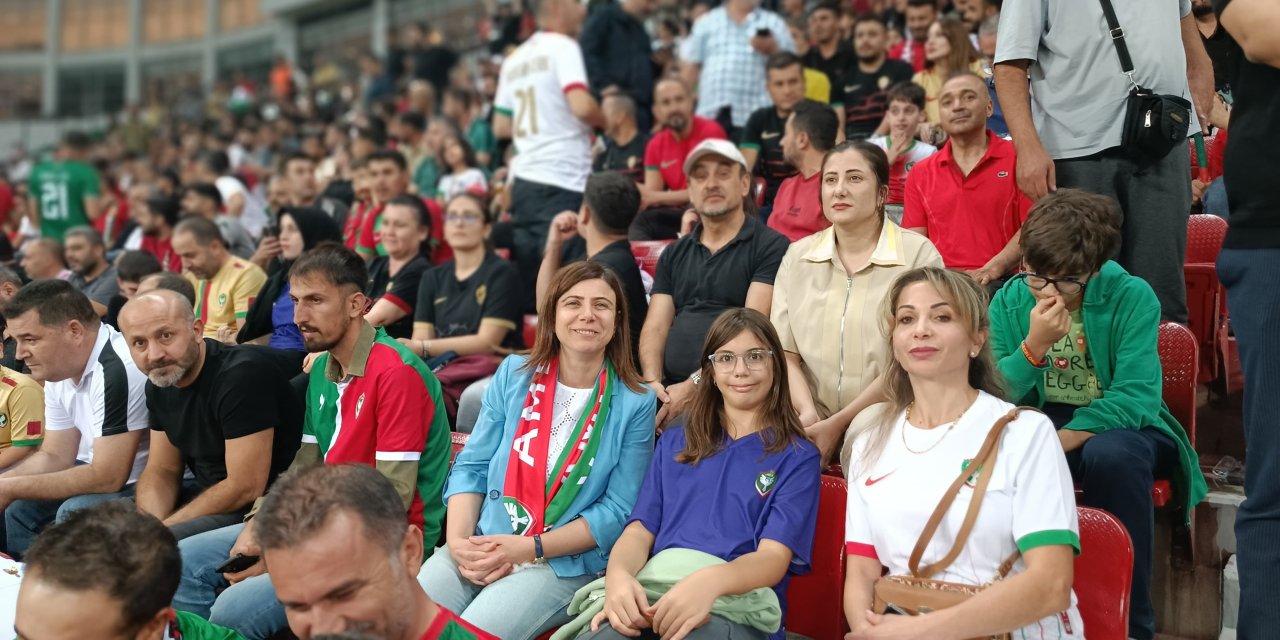 Eş Başkan Bucak Amedspor tribünlerinde