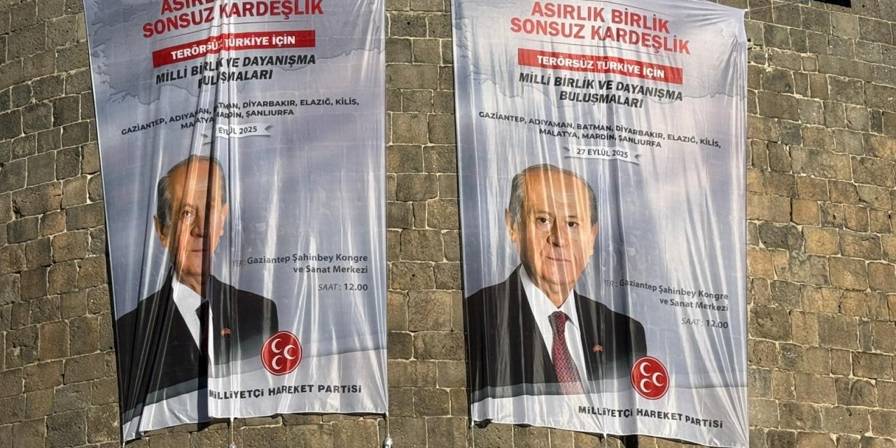 Diyarbakır Surlarına Devlet Bahçeli posterleri asıldı